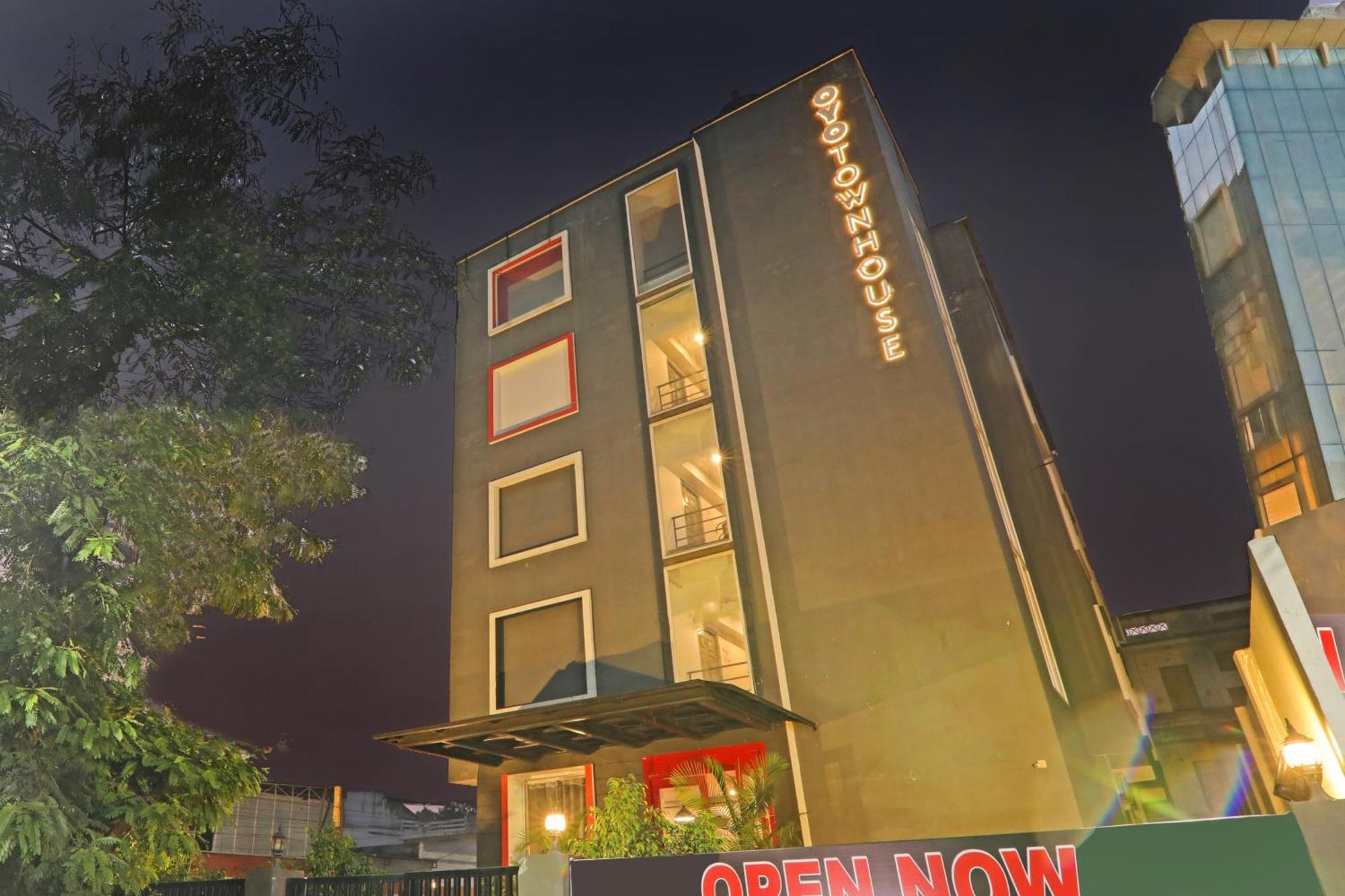 Hotel O Town House 1274 Patrakar Puram Chinhat Exterior photo